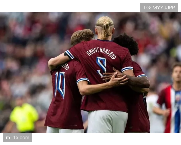 特写:终场哨响,姆巴佩与哈兰德交换球衣,耳语交流 特写:终场哨响,姆巴佩与哈兰德交换球衣,耳语交流